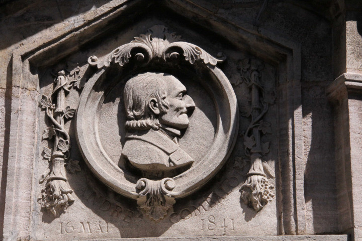 Tombe Combalot et de Bermond de Vaulx, médaillon.