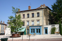 Vue sur la place Saint-Irénée.