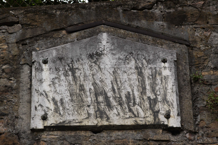 40 montée Saint-Barthélémy, accès à l'école catholique des arts et métiers (ECAM), plaque d'indulgence du pape Pie IX.