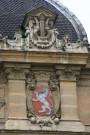 Détail de la façade, blason de la ville de Lyon.