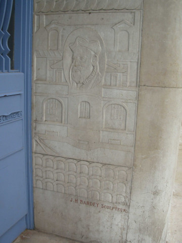 Plaque commémorative et bas-reliefs.