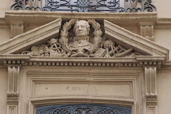 Détail sur la façade, Cuvier.