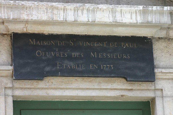 16 rue Bourgelat, plaque de la Maison Saint-Vincent-de-Paul.