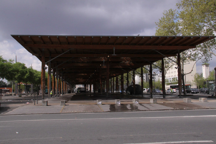 Place du 8-mai-1945, marché.