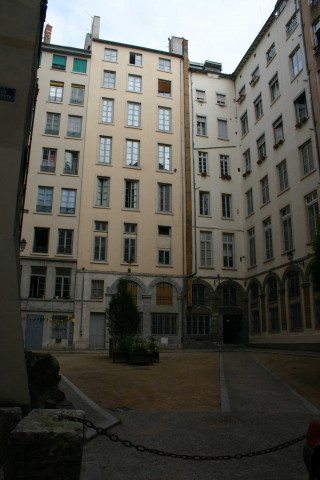 Cour des Feuillants ou cour des Moirages, entre la place Croix-Paquet et la Petite rue des Feuillants et plaque