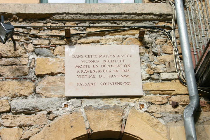 56 rue Saint-Georges, plaque en mémoire de Victoria Nicollet.