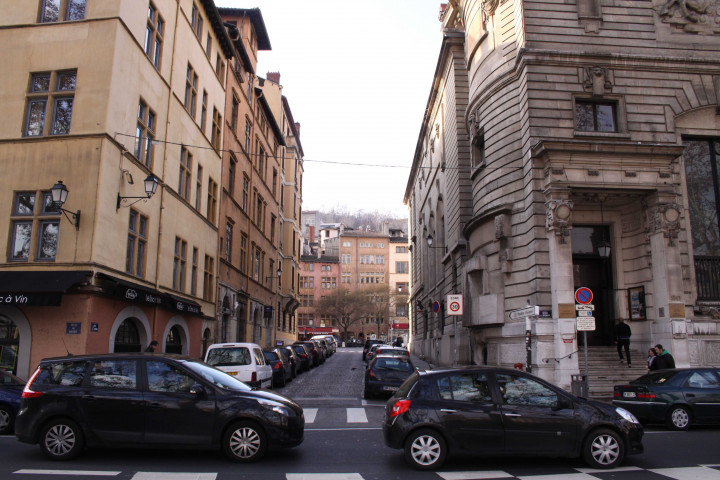 Rue et bâtiments.