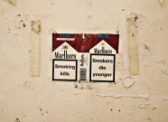 Paquet de cigarettes accroché au mur.