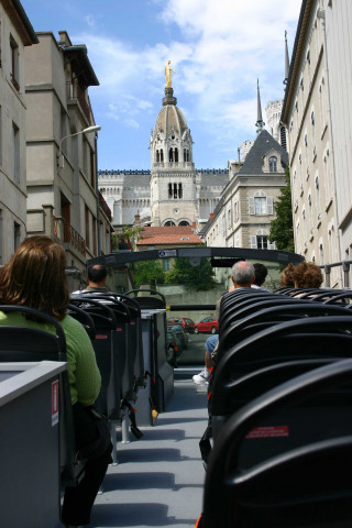Basilique de Fourvière, montée Cardinal-Decoutray, vue prise depuis l'étage d'un bus touristique.