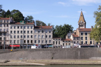 Vue sur le quai, le parking Arloing et l'église Saint-Pierre-de-Vaise.