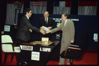 Jeu d'échecs : finale du championnat du monde entre Anatoly Karpov et Garry Kasparov au Palais des Congrès, initiation aux échecs, en présence du maire de Lyon Michel Noir et de Guy Béart.