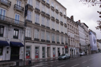Entre la rue de la Charité et la rue Auguste-Comte.