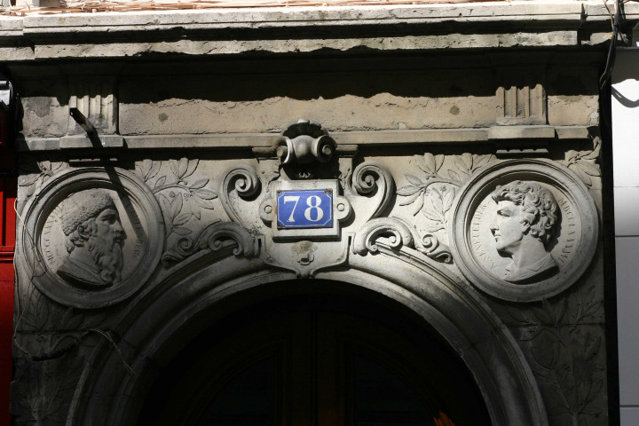 78 rue du Président-Édouard-Herriot, médaillons en mémoire de Johannes Gensfleisch dit Gutenberg et d'Aloys Senefelder (inventeurs).