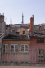 Terrasse du groupe-scolaire Jean-Gerson, vue sur la tour métallique de Fourvière.