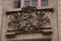Groupe scolaire Robert-Doisneau, blason sculpté de lion sur la façade.