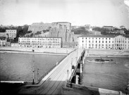 [Pont de Serin, Fort Saint-Jean et Grenier de l'Abondance, vue en plongée depuis la rive droite de la Saône, vers 1910] / [E. Poix]. [1] photographie : cliché sur verre N.B. ; 13 x 18 cm. Reproduction : 8 Ph 4702 : tirage papier NB 13 x 18.