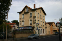 Vue à l'angle de l'avenue Lacassagne et de la rue Trarieux.