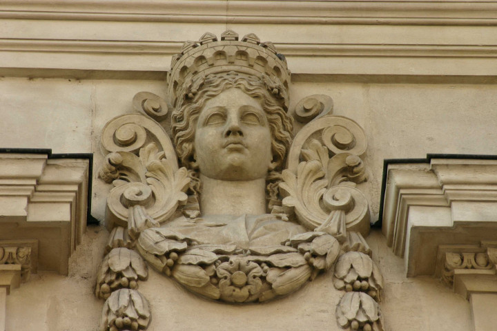 Détail de la façade sur la place de la Bourse.