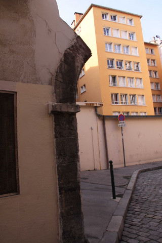 A l'arrière du 3 rue Tramassac.