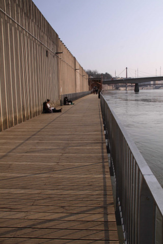 Rives de Saône, quai Saint-Antoine vers le pont Maréchal-Juin, panneaux.