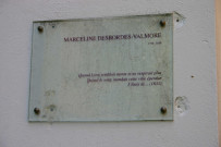 Jardin d'Ivry, plaque en mémoire de Marceline Desbordes-Valmore.