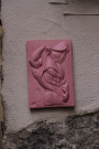 Vers la rue Terme, sculpture d'homme torse-nu.