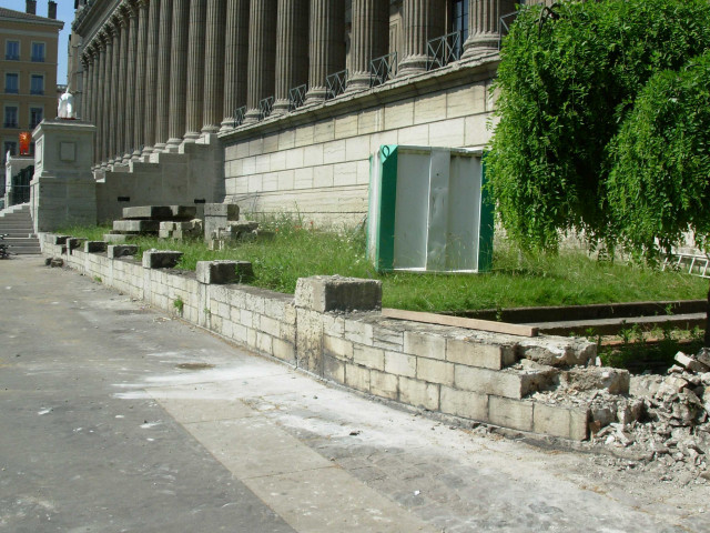 Quai Romain-Rolland, palais de justice, dépose des grilles pour travaux.