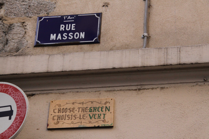 Angle de la montée des Carmélites et de la rue Masson, "Choose the green", "Choisis le vert", plaque.