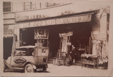 Magasin aux 100 000 linos, 3 place Juliette Récamier de Jean Marichal, père de Nicole Perreyon (s.d.) , 374II/13.