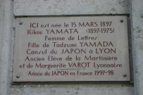 Plaque en mémoire de Kikou Yamata (femme de lettres).