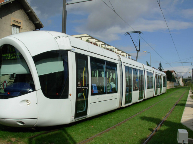 Ligne de tramway T3, au niveau du Parc Bazin.