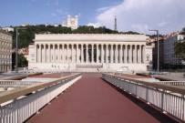 Palais-de-Justice et la colline de Fourvière vue de la Passerelle du Palais-de-Justice.