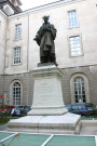 Cour Saint-Martin, statue d'Amédée Bonnet (chirurgien).