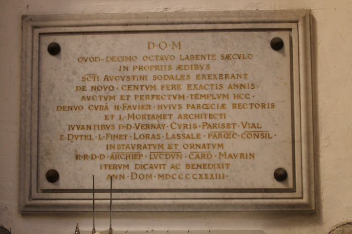 Eglise Notre-Dame-Saint-Vincent de Paul, plaque en mémoire de la restauration de l'édifice en 1993 (inscription latine).