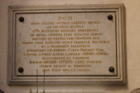 Eglise Notre-Dame-Saint-Vincent de Paul, plaque en mémoire de la restauration de l'édifice en 1993 (inscription latine).
