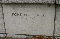 Pont Kitchener, inscription côté rive droite.