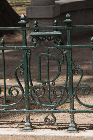 Grille avec initiales.