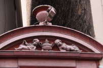 28 avenue Maréchal-Foch, fronton de porte.