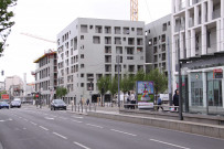 Avenue Berthelot au niveau de l'entrée du Cimetière de la Guillotière, bâtiments en construction.