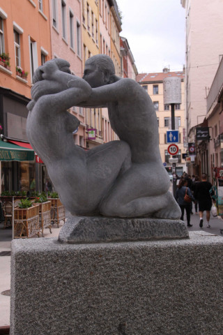 Vers rue Victor-Fort, sculpture "Le Printemps".