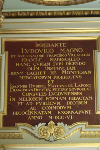 Hôtel-de-Ville, salon de la Conservation, plaque en latin.