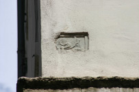 Angle sud-est de la rue Godefroy et de la rue Sully, motif dans un mur.