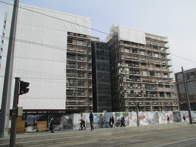 Démolition de l'immeuble devant la gare.