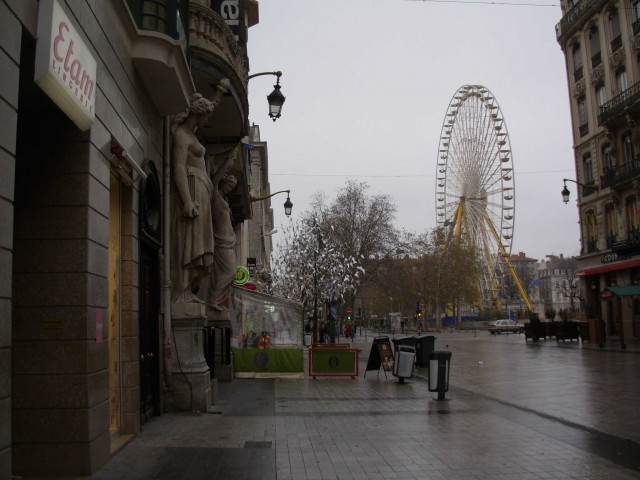 Angle de la rue de la République et de la place Bellecour, vue prise au niveau de la FNAC.