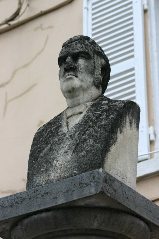 Fontaine et buste du Docteur Malibran d'André Tajana.