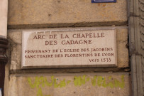 Plaque de l'arc de la chapelle des Gadagne.