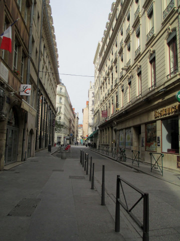 La rue Confort, vers la place de l'Hôpital.