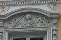 34 quai Fulchiron, tympan de fenêtre orné d'un bas-relief au buste de femme.