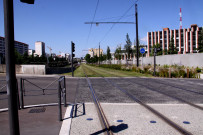 Rue de l'Epargne vers le boulevard des Tchécoslovaques, rails du tramway.