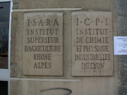31 place Bellecour, plaque de l'Institut Supérieur d'Agriculture Rhône-Alpes (ISARA) et de l'Institut de Chimie et de Physique Industrielle de Lyon (ICPI).